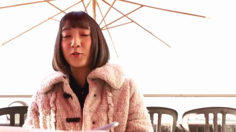 会話 · 头部特写 · 屋外テラス · 正面坐姿 · 温和 · 遮阳伞 · 波波头 · 粉色毛绒外套