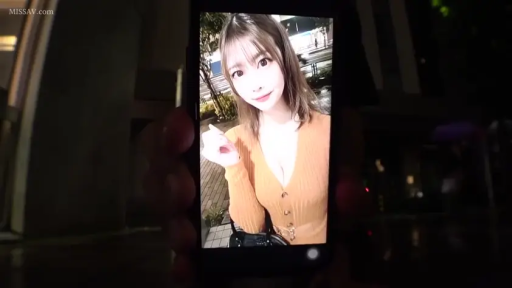 站姿 · 微笑 · 户外 · 手机屏幕 · 智能手机 · 第一人称 · 展示照片 · 紧身针织裙