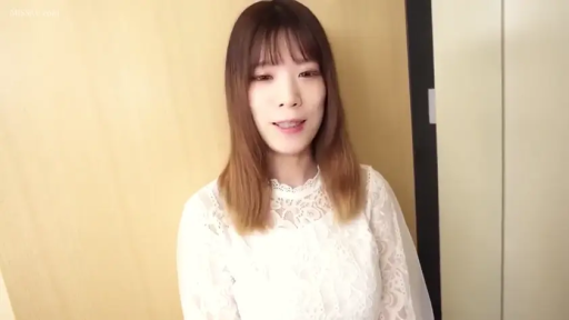 坐姿 · 专注 · 卧室 · 行李箱 · 白色高领紧身上衣 · 整理物品 · 气质女性