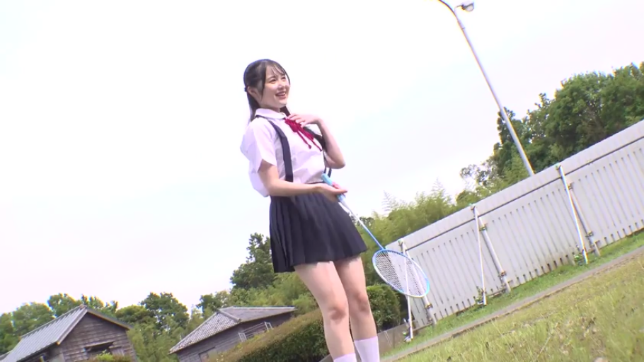 全身 · 站立 · JK制服 · 户外 · 笑容 · 打羽毛球 · 羽毛球拍