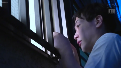 侧面 · 专注 · 站姿 · 护栏 · 窗边 · 白色T恤 · 窥视 · 夜晚