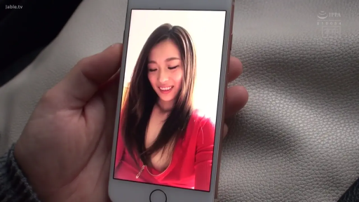 室内 · 坐姿 · 脸部特写 · 微笑 · 第一人称视角 · 手机 · 红色低胸装 · 视频通话