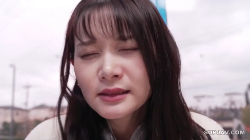 脸部特写 · 迷离 · 户外 · 正面 · 白色外套 · 齐刘海