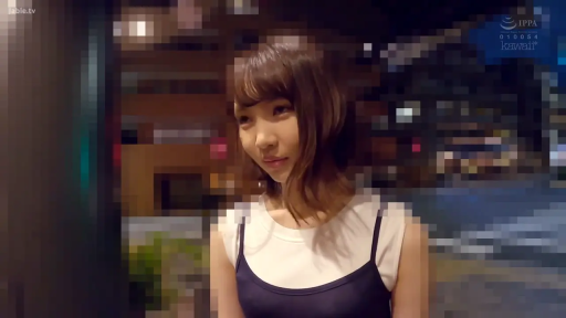 站姿 · 平静 · 面部特写 · 凝视 · 夜景 · 无袖背心 · 夜间街道