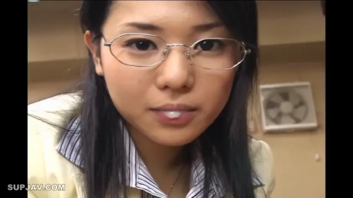 室内 · メガネ · カメラに向かって · 顔のクローズアップ · ビジネススーツ · 凝視 · OL系列 · 嘴里含精