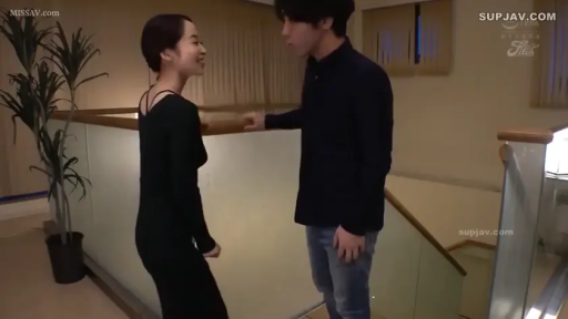 交谈 · 全身 · 站立 · 盆栽 · 微笑 · 室内楼梯 · 男女 · 黑色长裙