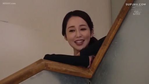 面部 · 甜美 · 微笑 · 楼梯 · 清纯 · 黑色长袖 · 俯身倚靠 · 木质扶手