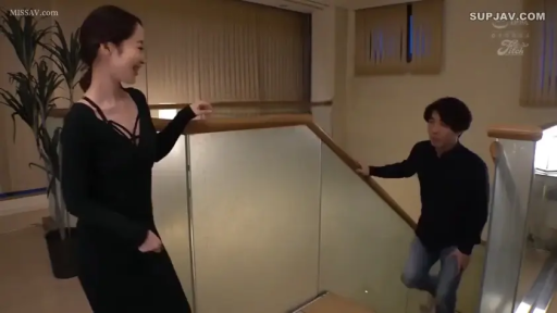 行走 · 全景 · 扶手 · 黑色连衣裙 · 远景 · 交流 · 笑容 · 室内楼梯