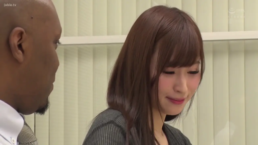 室内 · 脸部 · 对视微笑 · 妩媚 · 百叶窗 · 深色毛衣 · 扭头侧望 · 近距离对话