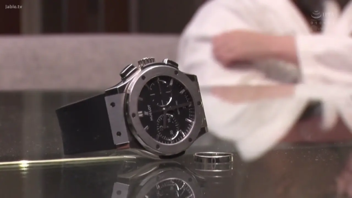 柜台 · 展示 · 手表 · 手部特写 · 镜面反射 · 深色长袖 · 手扶桌面