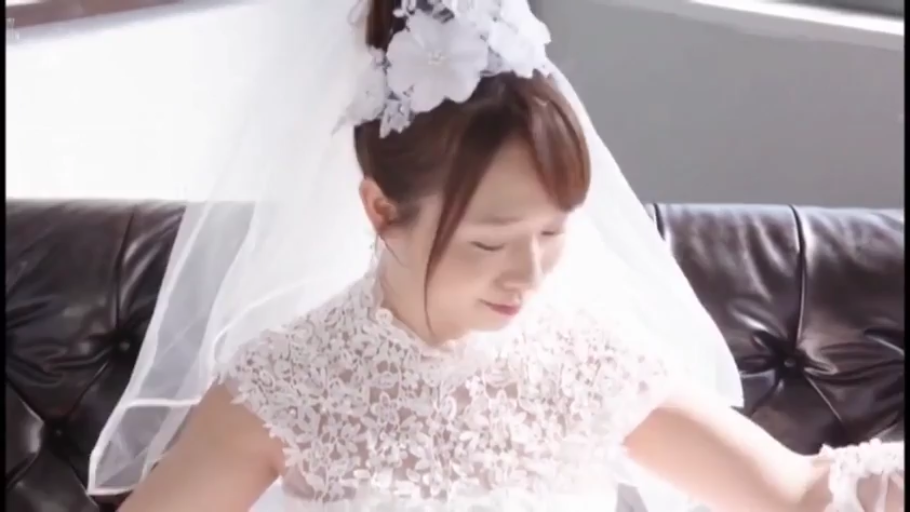 室内 · 坐姿 · 面部 · 低头 · 羞涩 · 婚纱 · 头纱