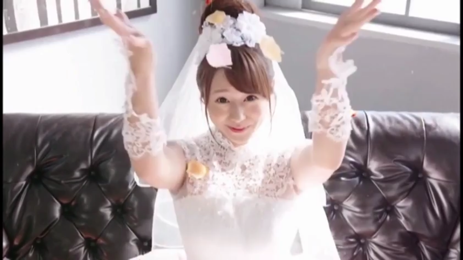 室内 · 座り姿勢 · 微笑 · 半身 · 清纯 · ウェディングドレス · 花瓣 · 撒花