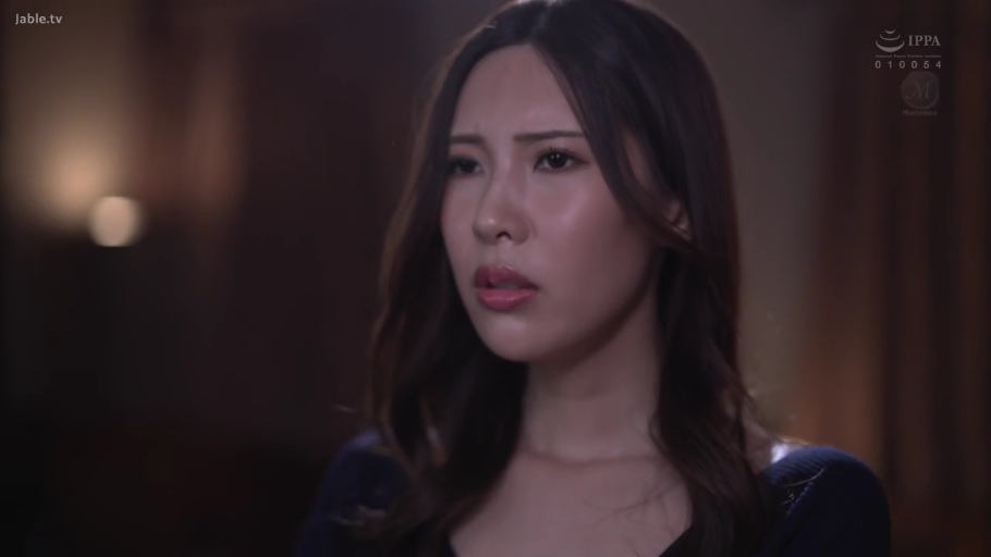 室内 · 顔部のクローズアップ · 凝視 · 长发 · 正面 · 忧虑 · 黑色针织衫