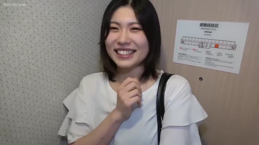 室内 · 站姿 · 面对镜头 · 面部特写 · 素人 · 单肩包 · 灿烂笑容 · 白色荷叶边上衣