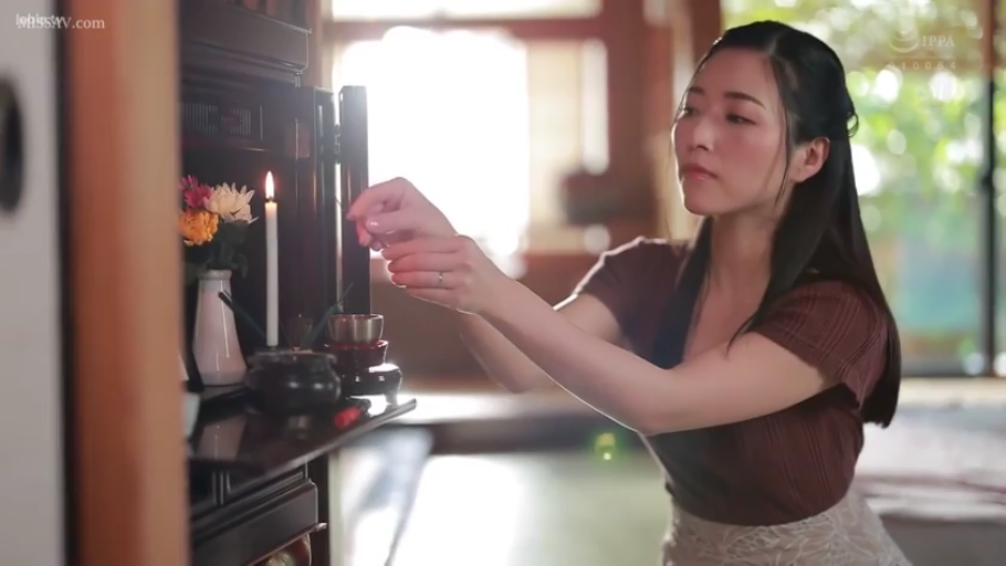 跪坐 · 上半身 · 熟女 · 日式室内 · 庄重 · 佛龛 · 蕾丝长裙 · 祭拜