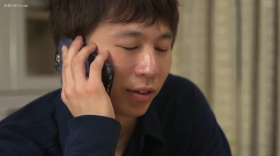 室内 · 面部特写 · 手机 · 男性 · 闭目 · 通话 · 侧头 · 深色长袖