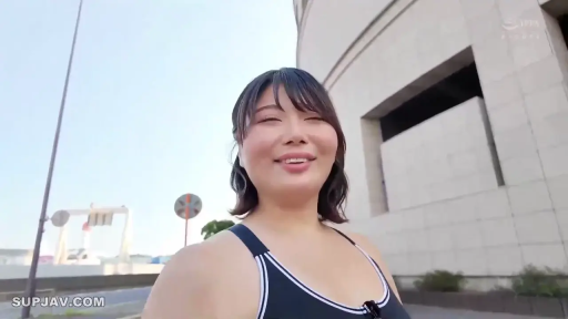 站立 · 微笑 · 面部特写 · 对视 · 户外 · 运动内衣 · 丰满