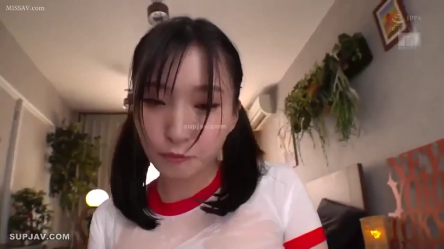 专注 · 浴室 · 中景 · 站姿 · 局部遮挡 · 卫浴设施 · 沐浴准备 · 湿身透视背心