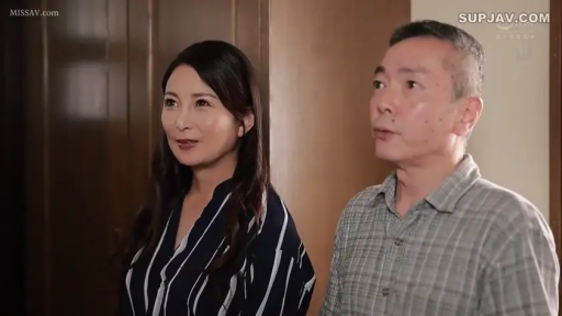 室内 · 交谈 · 站立 · 微笑 · 便服 · 近景 · 熟女