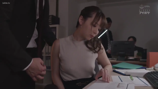 坐姿 · 办公室 · 中景 · 无袖针织衫