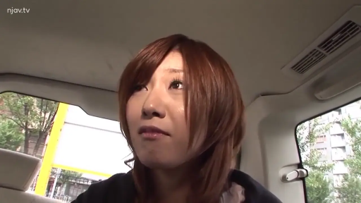 坐姿 · 面部 · 无神 · 注视 · 车内 · 黑色外套 · 车窗