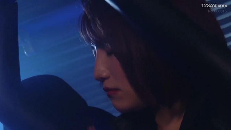 室內 · 沉思 · 臉部特寫 · 黑色上衣 · 冷淡 · 蓝色灯光 · 侧面位