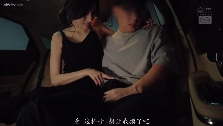 专注 · Medium shot · 光线昏暗 · 爱抚 · 车载座椅 · 黑色吊带裙 · 车内后座 · 侧身相拥