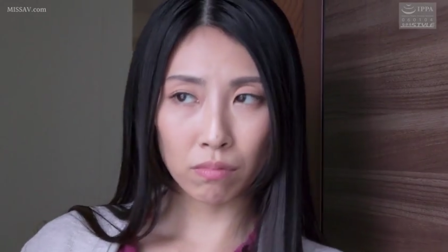 室内 · 严肃 · 站立 · 面部特写 · 注视 · 长发 · 开衫