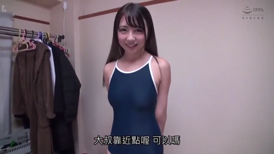 室内 · 中景 · 站姿 · 微笑 · 面对镜头 · 中文字幕 · 竞速泳衣