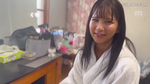 坐姿 · 微笑 · 半身 · 注视 · 清纯 · 浴袍 · 化妆品 · 化妆间