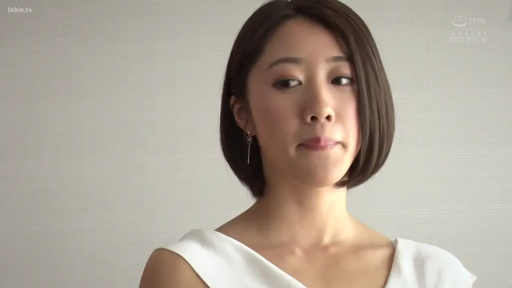 室内 · 平静 · 注视 · 短发 · 头部特写 · 正面 · 耳坠 · 白色V领上衣