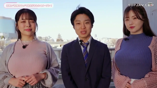 站立 · 微笑 · 针织衫 · 室外 · 上半身 · 麦克风 · 三人 · 采访