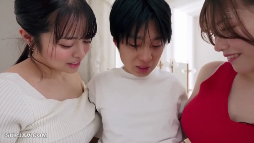 一字领 · 上半身特写 · 室内房间 · 麦克风 · 并排站立 · 多人场景 · 肢体接触 · 笑容与局促