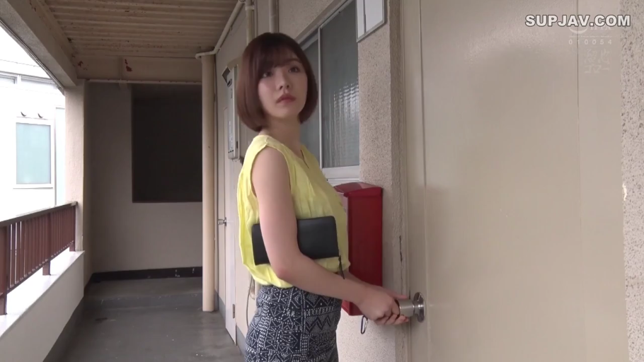 中景 · 开门 · 警觉 · 短发 · 公寓走廊 · 印花短裙 · 黑色手包 · 侧姿站立