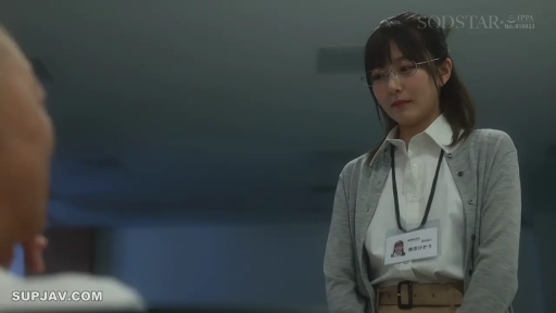 严肃 · 低头 · 眼镜 · 办公室 · 站立 · 半身 · 职业装 · 工作证