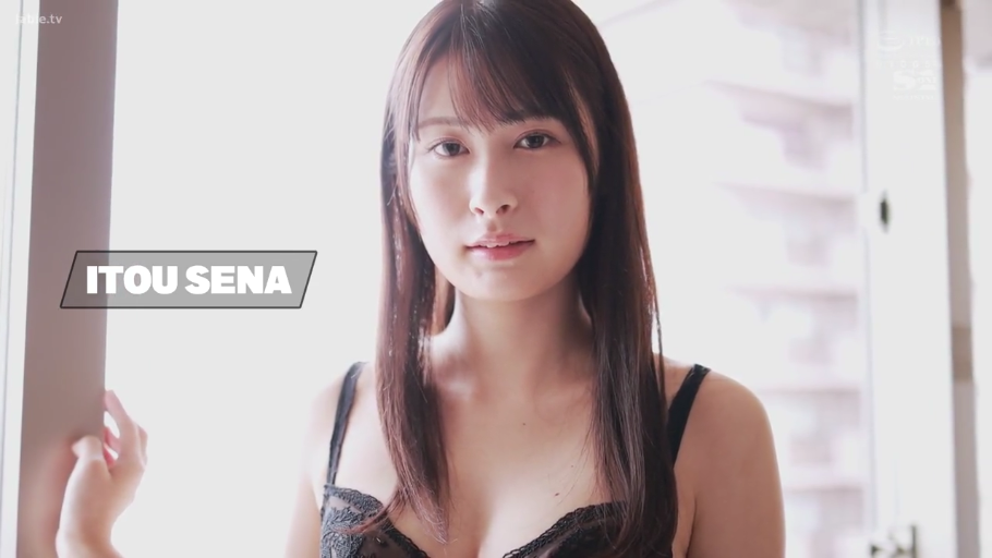 自然 · 上半身特寫 · 直視鏡頭 · 室内窗边 · 正面站姿 · 黑色蕾丝文胸 · 姓名标签