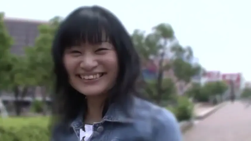 站立 · 微笑 · 面部特写 · 公园 · 亚洲女性 · 牛仔外套 · 开朗