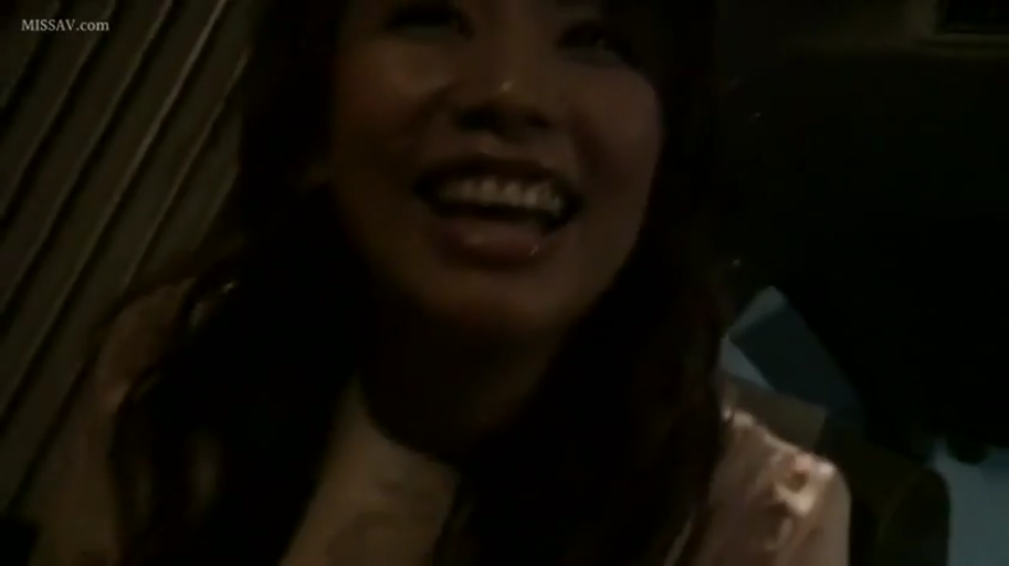 室内 · 全裸 · 胸部特写 · 侧卧 · 躺卧 · 画面模糊