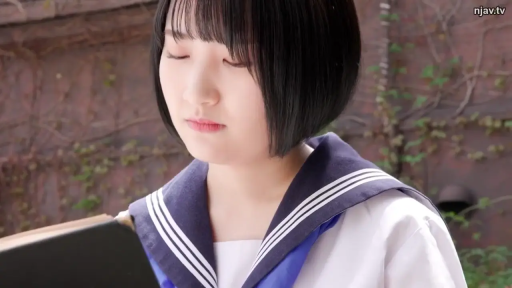 顔部のクローズアップ · 站立 · 書籍 · 屋外 · 水手服 · ショートヘア · 読む · 恬静