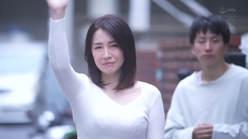 Stand · Smile · Half-body · White top · Outdoor · 挥手 · 人妻