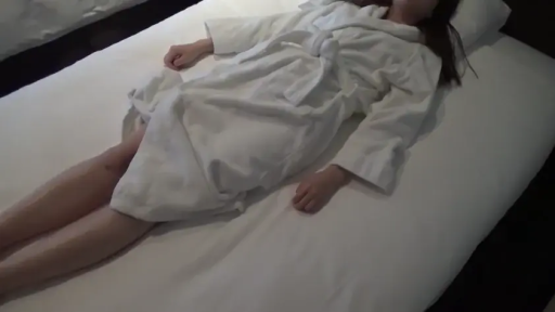 平静 · 枕头 · 仰臥 · 床上 · 遠景 · 睡眠 · 白色浴袍