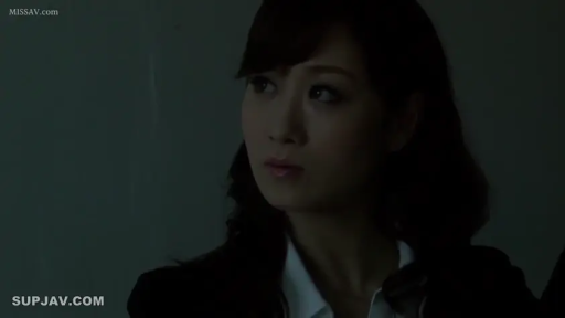 室內 · 嚴肅 · 脸部 · 站立 · 注視 · 昏暗 · 西裝