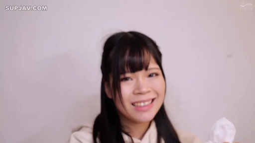 室内 · 脸部 · 微笑 · 长发 · 正面 · 看镜头 · 纸巾 · 卫衣