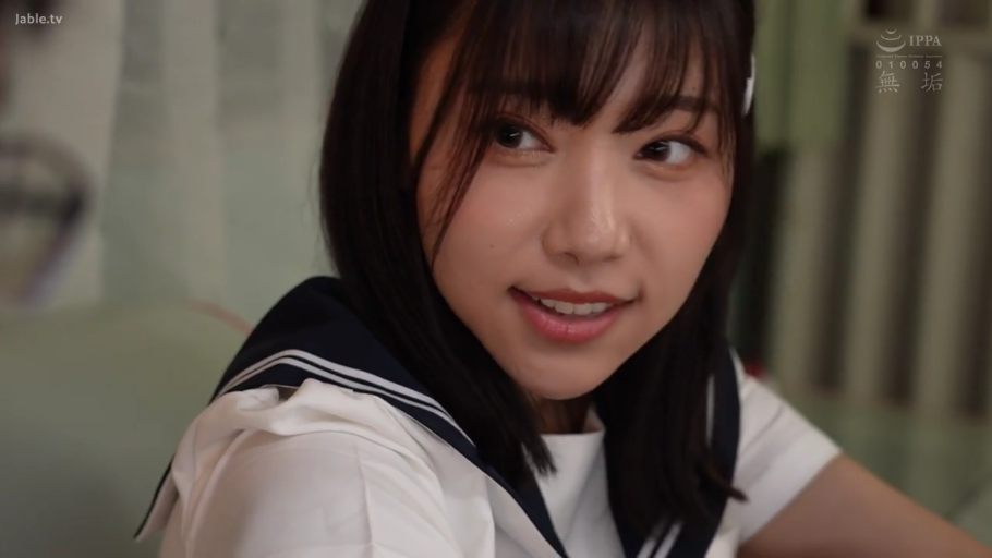 室内 · 顔部のクローズアップ · 微笑 · 注視 · 水手服 · 长发 · 横に頭を傾ける