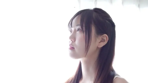 Indoor · Stand · White tank top · Stare · bland · 长发 · 侧脸特写