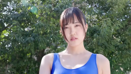 站立 · 羞涩 · 否 · 更衣室 · 储物柜 · 双人 · 白色T恤 · 依靠
