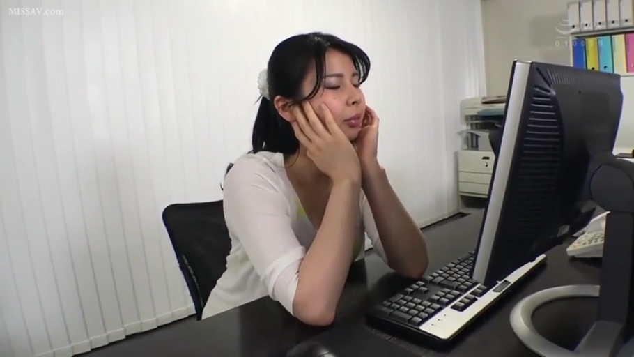 办公室 · 電腦 · 閉眼 · 半身 · 白色上衣 · OL · 托腮 · 休息