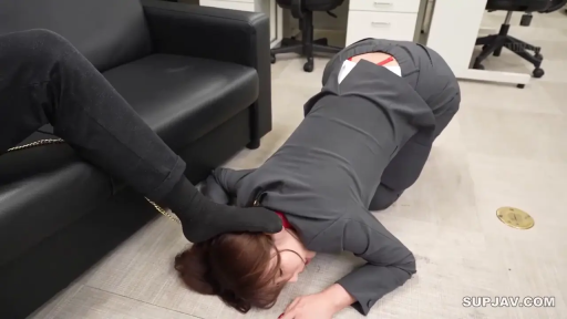 Whole body · 办公室 · Office chair · 灰色西装 · 埋头 · Kneeling position · 职场霸凌 · 被踩踏