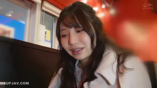 室内 · 坐姿 · 交谈 · 脸部特写 · 长发 · 浅色大衣 · 自然微笑