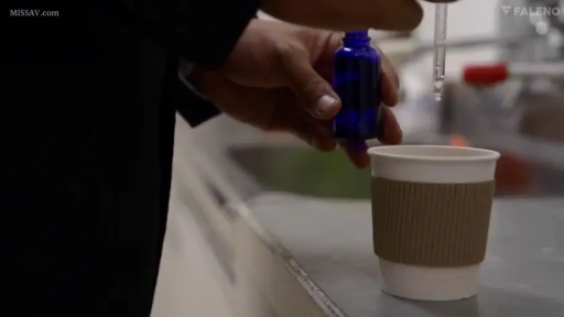 室内 · 站立 · 药瓶 · 西装 · 手部特写 · 滴入液体